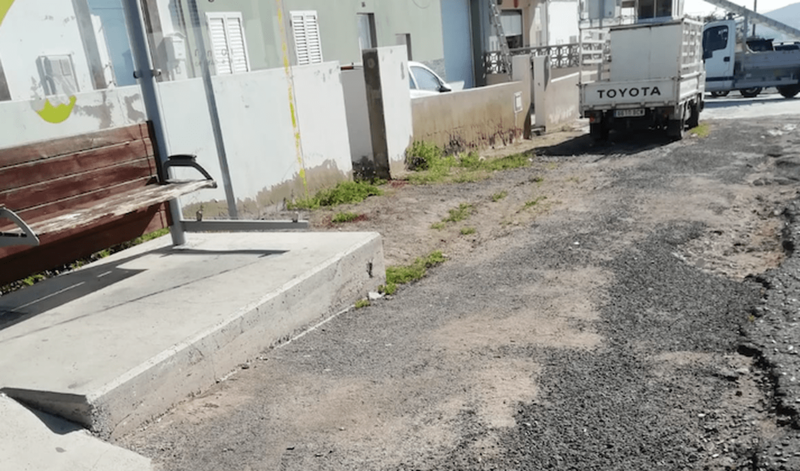 Imagen del estado que presenta la carretera junto a la marquesina de guaguas (Foto TA)